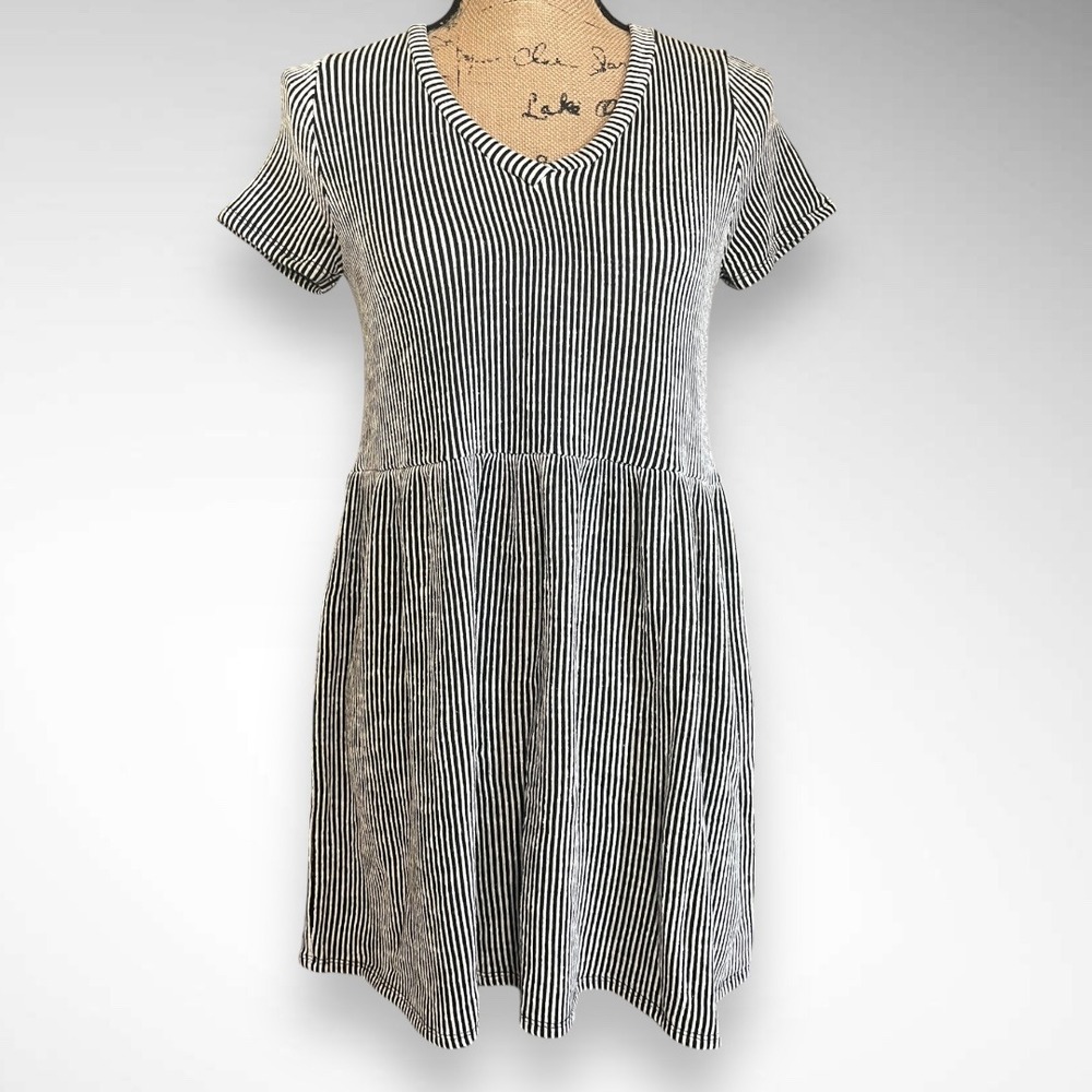 CAUTION TO THE WIND Short Sleeve V-Neck Black White‎ Ribbed Babydoll Dress | EUC